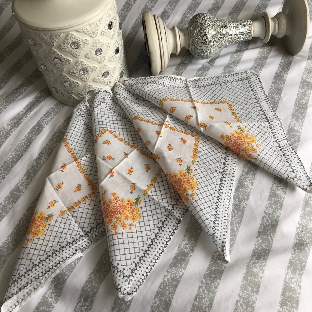 Napkins lot of 4 . 100%cotton.Color gray & orange